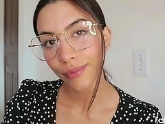 Соблазнительная психологичка раздевается на камеру