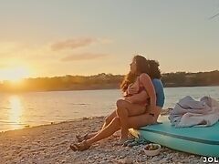 Насадил на член распутную телку на вечернем пляже