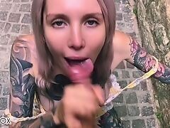 Снял порно видео сверху как татуированная телка сосет член