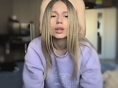 Милашка трахается раком перед камерой